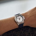 Victorinox Victorinox I.N.O.X. V 241919  наручные женские часы фото под углом.