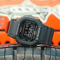 Casio Casio G-Shock DW-5600UHR-1DR (DW-5600UHR-1) электронные мужские часы часы крупный план  циферблата